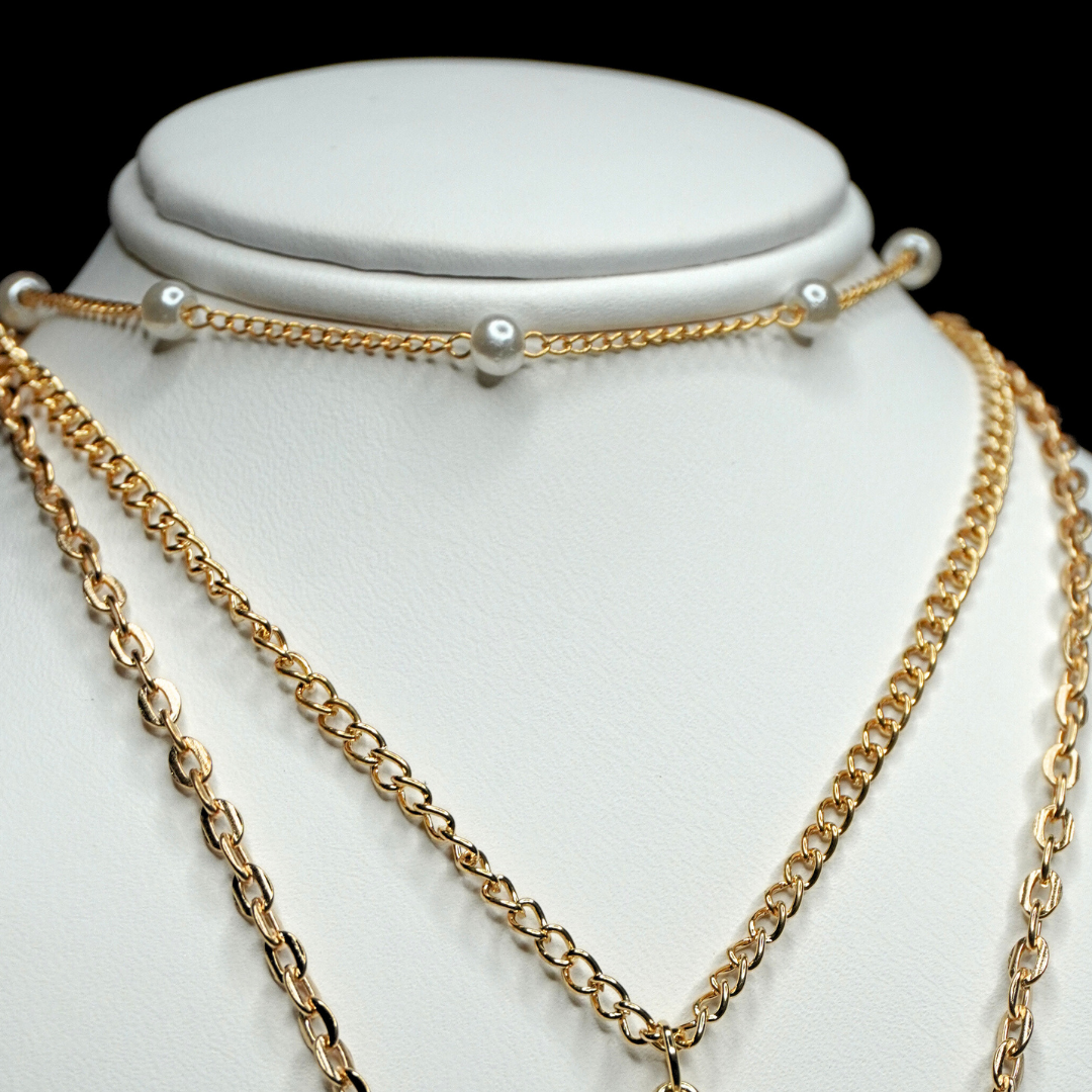 COLLAR DE TRIPLE CAPA DE PERLAS Y MARIPOSAS